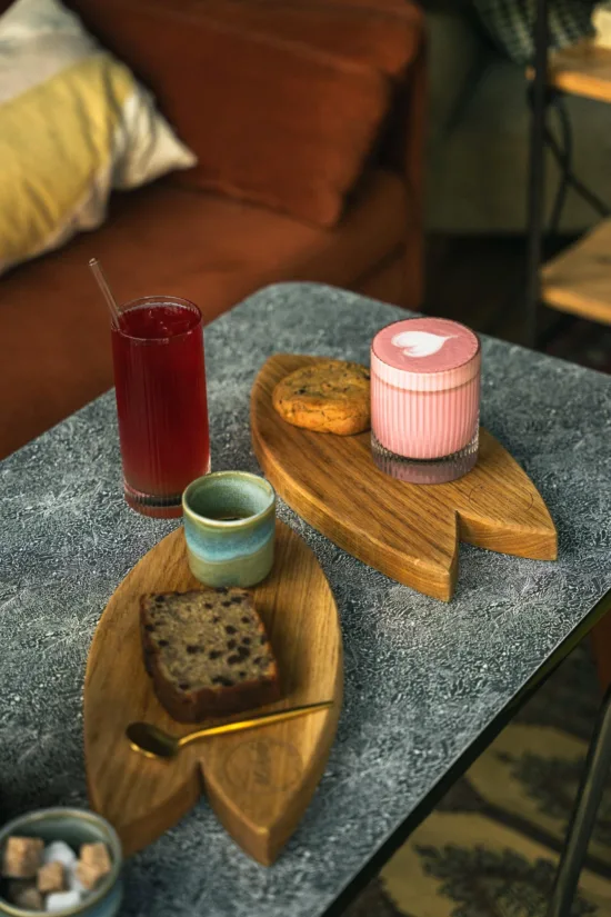 Mahalo drinks and snacks served on surfboard-shaped wooden trays.